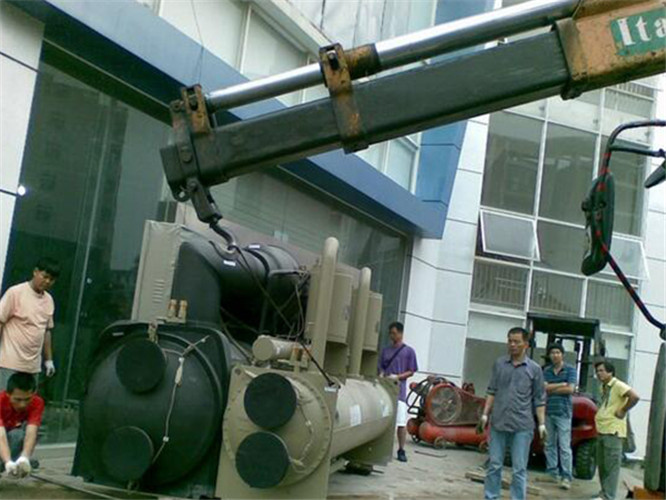 山亭区随车吊和汽车吊的核心区别是什么？哪种更省钱？